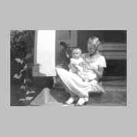 011-0101  Klaus Heinz von Randow 1936 mit Kinderfrau in Parchim.jpg